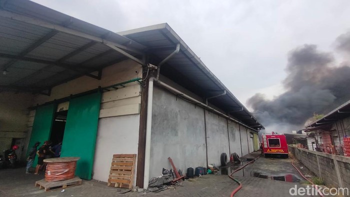 kebakaran gudang lampu di kalianak surabaya