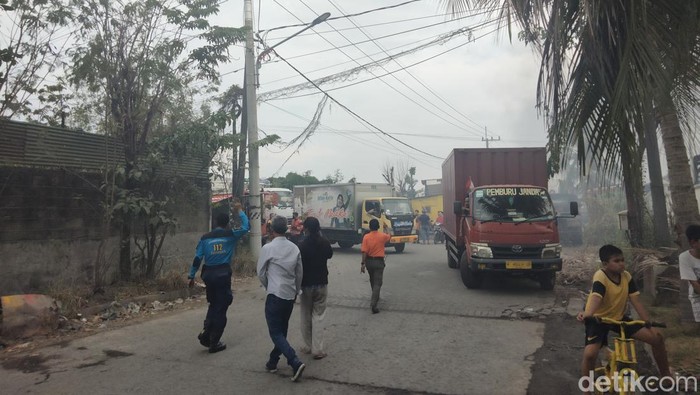 kebakaran gudang lampu di kalianak surabaya