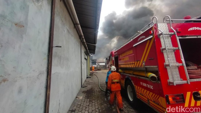 kebakaran gudang lampu di kalianak surabaya
