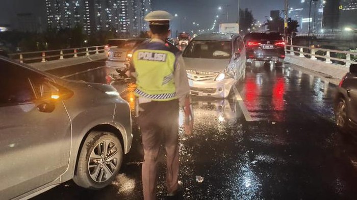 Kecelakaan melibatkan dua kendaraan terjadi di Tol Dalam Kota Km 16 arah Pluit yang ada di wilayah Jelambar, Jakarta Barat (Jakbar). (Twitter @TMCPoldaMetro) Kecelakaan melibatkan dua kendaraan terjadi di Tol Dalam Kota Km 16 arah Pluit yang ada di wilayah Jelambar, Jakarta Barat (Jakbar). (Twitter @TMCPoldaMetro)