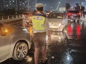 2 Mobil Kecelakaan di Tol Jelambar Km 16, Lalin Tersendat