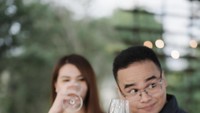 Di acara tersebut, Fritz Hutapea dan Chen Giovani tak lupa merayakannya sambil minum-minum. Foto: Instagram @fritzhutapea