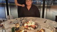 Ketika Fritz Hutapea ulang tahun, tentu pacarnya turut merayakan bersama. Mereka berdua tampak serasi menggunakan baju hitam. Banyak juga kue-kue yang hadir di meja makan itu. Foto: Instagram @fritzhutapea