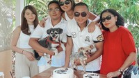 Chen Giovani, calon istri Fritz Hutapea juga sering ikut makan bareng dengan keluarga Hotman Paris. Seperti potret ini. Foto: Instagram @fritzhutapea