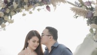 Dalam unggahan akun Instagram @fritzhutapea, anak Hotman Paris ini membagikan momen bahagia ketika sang pacar, Chen Giovani menerima lamarannya. Foto: Instagram @fritzhutapea
