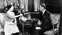 Ini momen Ratu Elizabeth bersama dengan Raja George VI pada tahun 1948. Keduanya menikmati teh di sebuah ruangan saat hari pernikahannya. Foto: Getty Images