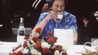 Begini momen Ratu Elizabeth saat disajikan teh. Momen ini ketika Ratu Elizabeth ketika menghadiri sebuah acara. Foto: Getty Images