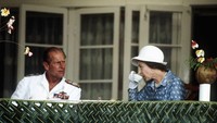 Nah, ini adalah momen Sang Ratu ketika menyeruput teh bersama dengan Prince Philip. Momen ini saat ia mengunjungi Nauru tahun 1982. Foto: Getty Images