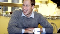 Ini adalah momen Prince William saat menikmati teh di sebuah hotel di London. Momen Ini terjadi pada tahun 2006. Foto: Getty Images