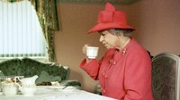 Ada momen Ratu Elizabeth II saat menikmati afternoon tea. Di mejanya juga disajikan aneka kue untuk pendamping minum teh.  Foto: Getty Images