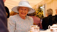 Biasannya, saat menikmati kue Ratu Elizabeth II selalu memadukan dengan camilan. Camlan favoritnya adalah sandwich, kue jahe dan kue cokelat. Foto: Getty Images