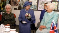 Terakhir ada momennya saat menghadiri sebuah acara penting. Dalam acara tersebut Ratu Elizabeth II disajikan secangkir teh. Foto: Getty Images
