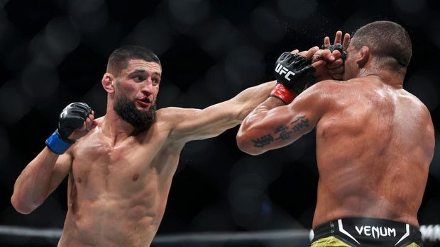 GLENDALE, ARIZONA - JUNE 12: (R-L) Nate Diaz punches Leon Edwards of Jamaica in their welterweight fight during the UFC 263 event at Gila River Arena on June 12, 2021 in Glendale, Arizona. (Photo by Jeff Bottari/Zuffa LLC)