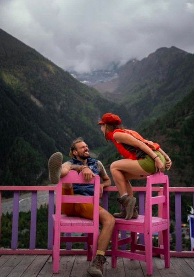 Lewat akun Instagram @silkyrontheroa, keduanya kerap menunjukkan foto dengan pemandangan menakjubkan sebagai latar belakang fotoFoto: dok. Instagram/@silkyrontheroad