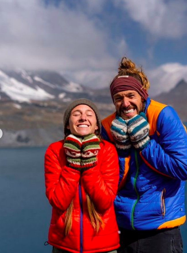 “Kami saling mengenal lebih baik dengan berbagi momen ajaib ini bersama, mulai dari atas gunung hingga di bawah air terjun,” ungkap Silke. Foto: dok. Instagram/@silkyrontheroad