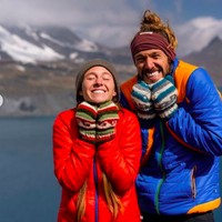 “Kami saling mengenal lebih baik dengan berbagi momen ajaib ini bersama, mulai dari atas gunung hingga di bawah air terjun,” ungkap Silke. Foto: dok. Instagram/@silkyrontheroad