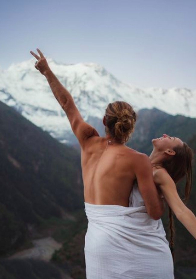 Tak jarang keduanya menunjukan potret seksi dan mesra. Seperti foto mereka kali ini. Berpose di gunung, keduanya menutupi tubuh mereka hanya dengan selimut.  Foto: dok. Instagram/@silkyrontheroad
