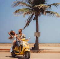 “Kami berjalan 500 km melintasi Skye dan berpikir bagaimana bisa mencapainya? Kami memutuskan berkeliling dunia selama 10 tahun untuk bulan madu,” ungkap Kieran.Foto: dok. Instagram/@silkyrontheroad