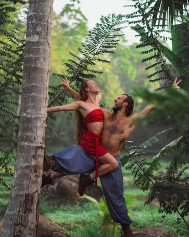 Bulan madu pertama adalah perjalanan 300 mil melintasi Skotlandia dan pasangan itu melakukan perjalanan ke Islandia, Spanyol, Portugal. Kemudian mereka sampai di Asia dengan ke Sri Lanka, Idia, Nepal dan Thailand. Foto: dok. Instagram/@silkyrontheroad