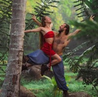 Bulan madu pertama adalah perjalanan 300 mil melintasi Skotlandia dan pasangan itu melakukan perjalanan ke Islandia, Spanyol, Portugal. Kemudian mereka sampai di Asia dengan ke Sri Lanka, Idia, Nepal dan Thailand. Foto: dok. Instagram/@silkyrontheroad