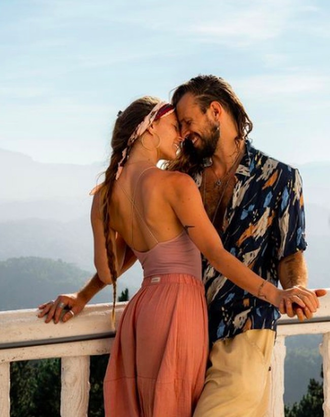 Pasangan tersebut bertemu di Spanyol. Kieren sendiri berasal dari Skotlandia. Keduanya kemudian menggelar pernikahan di Isle of Skye, Skotlandia pada Agustus 2021. Sejak saat itu, perjalanan bulan madu mereka dimulai. Foto: dok. Instagram/@silkyrontheroad