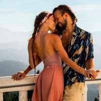 Pasangan tersebut bertemu di Spanyol. Kieren sendiri berasal dari Skotlandia. Keduanya kemudian menggelar pernikahan di Isle of Skye, Skotlandia pada Agustus 2021. Sejak saat itu, perjalanan bulan madu mereka dimulai. Foto: dok. Instagram/@silkyrontheroad