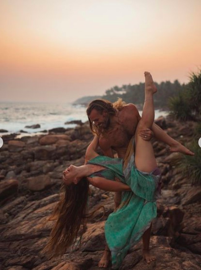 Pasangan ini padahal tidak memiliki pekerjaan tetap. Penghasilan mereka hanya Rp 6 juta sebulan. Mereka pun hidup ngirit dengan budget makan Rp 120 ribu sehari untuk berdua. Namun sebagian besar dana mereka untuk bulan madu adalah dari penjualan foto intim kedua di situ konten Patreon. Mereka juga sering kali mendapatkan hotel gratis dengan memposting kegiatan di hotel tersebut di Instagram mereka. Foto: dok. Instagram/@silkyrontheroad