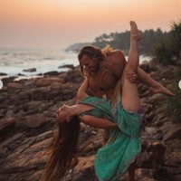 Pasangan ini padahal tidak memiliki pekerjaan tetap. Penghasilan mereka hanya Rp 6 juta sebulan. Mereka pun hidup ngirit dengan budget makan Rp 120 ribu sehari untuk berdua. Namun sebagian besar dana mereka untuk bulan madu adalah dari penjualan foto intim kedua di situ konten Patreon. Mereka juga sering kali mendapatkan hotel gratis dengan memposting kegiatan di hotel tersebut di Instagram mereka. Foto: dok. Instagram/@silkyrontheroad