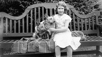 Putri Elizabeth bersama kedua anjing corgi kesayangannya di rumahnya di 145 Piccadilly, London pada bulan Juli 1936. (Foto: Hulton Archive/Getty Images)