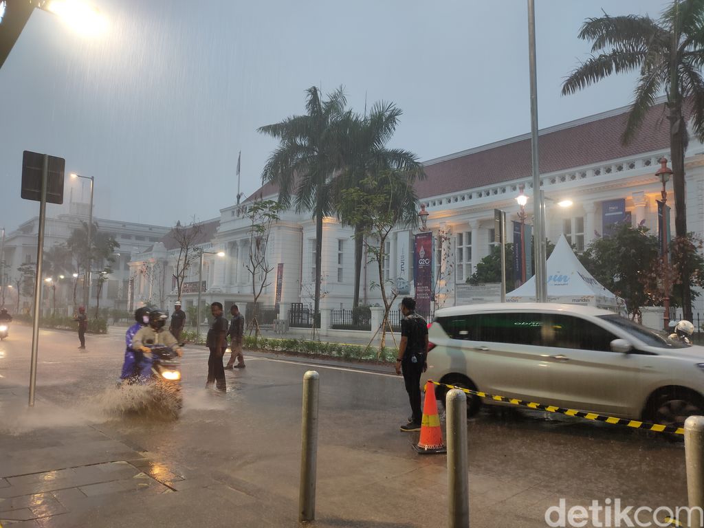 Kondisi jalanan Kota Tua, 9 September 2022, ada video viral beredar memperlihatkan banyak pemotor tergelincir di sini. (Mulia Budi/detikcom)