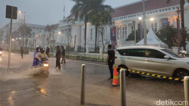 Kondisi jalanan Kota Tua, 9 September 2022, ada video viral beredar memperlihatkan banyak pemotor tergelincir di sini. (Mulia Budi/detikcom)