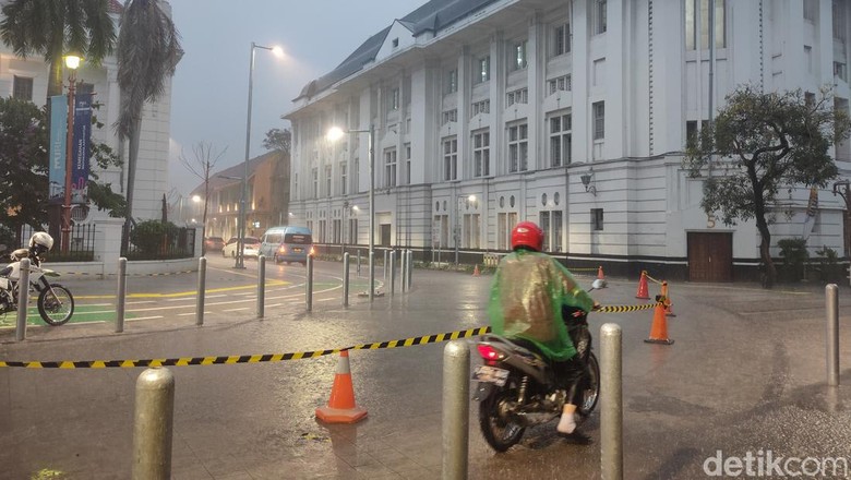 Kondisi jalanan Kota Tua, 9 September 2022, ada video viral beredar memperlihatkan banyak pemotor tergelincir di sini. (Mulia Budi/detikcom) Kondisi jalanan Kota Tua, 9 September 2022, ada video viral beredar memperlihatkan banyak pemotor tergelincir di sini. (Mulia Budi/detikcom)