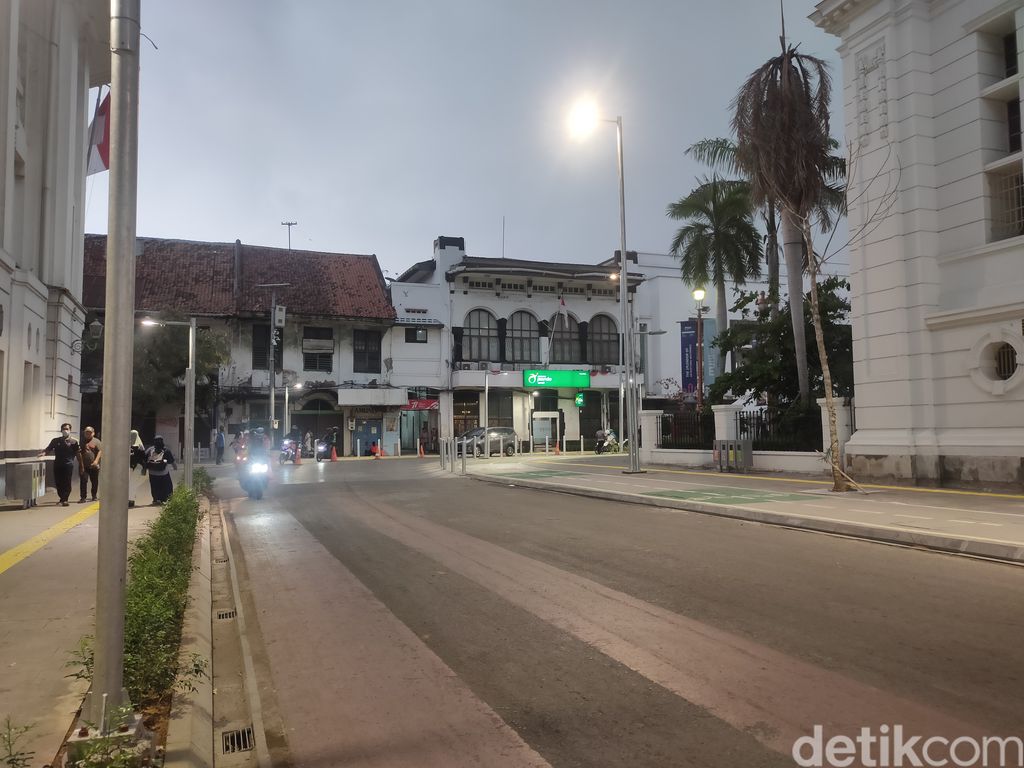 Kondisi jalanan Kota Tua, 9 September 2022, ada video viral beredar memperlihatkan banyak pemotor tergelincir di sini. (Mulia Budi/detikcom)