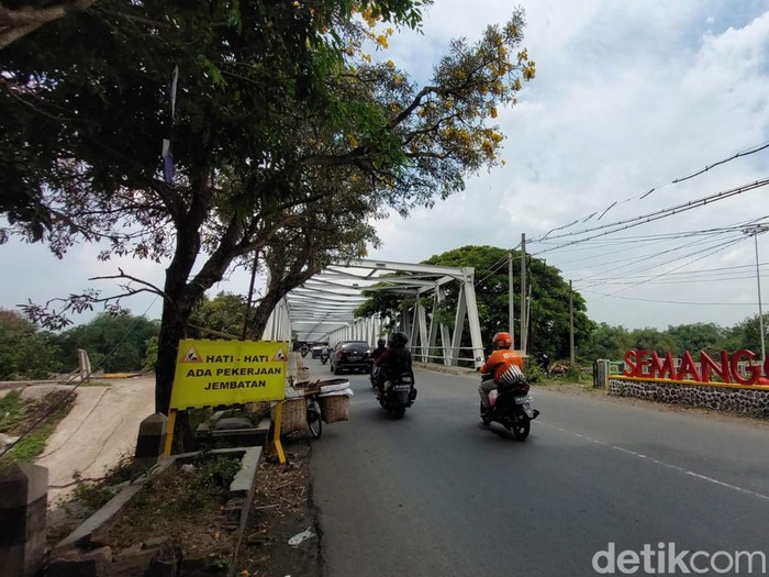 Kondisi lalu lintas di Jembatan Mojo, Solo, Jumat (9/9/2022).