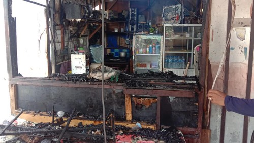Kondisi warung milik Mariadi (44) di Banjar Sema, Desa/Kecamatan Kediri, yang terbakar pada Jumat (9/9/2022) siang.