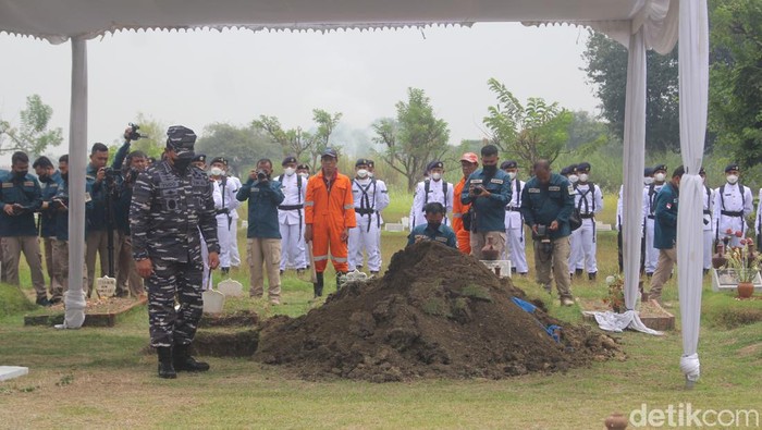 KSAL Laksamana Yudo Margono saat mengikuti prosesi pemakaman pilot-kopilot pesawat latih bonanza di Sidoarjo