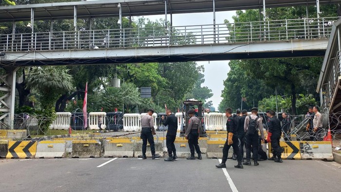 Lalin dari Patung Kuda ke Istana ditutup 3 lapis kawat berduri-water barrier, Jumat (9/9/2022) siang.