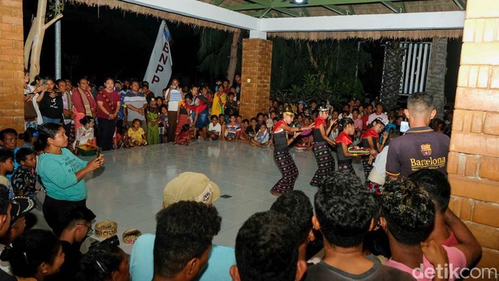 Perlombaan tari tradisional digelar di Wini, NTT, setahun sekali. Acara ini menjadi hiburan masyarakat Wini saat malam hari.