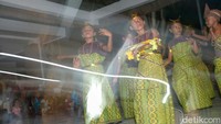 Peserta yang masih siswa sekolah membawakan tari dengan semangat. Peserta tidak hanya dari Kota Wini saja, tetapi dari sekolah di Kecamatan Insana Utara.