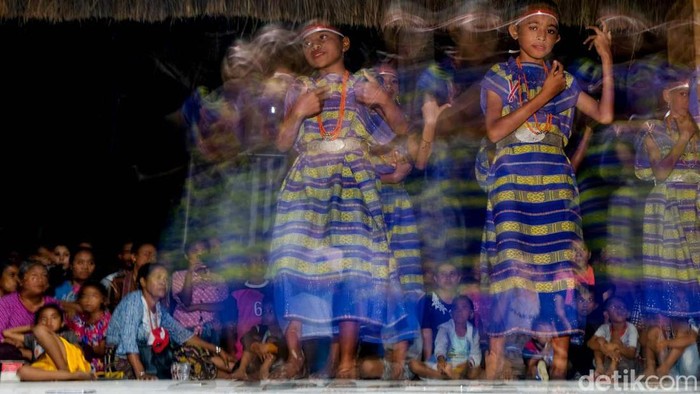 Perlombaan tari tradisional digelar di Wini, NTT, setahun sekali. Acara ini menjadi hiburan masyarakat Wini saat malam hari.