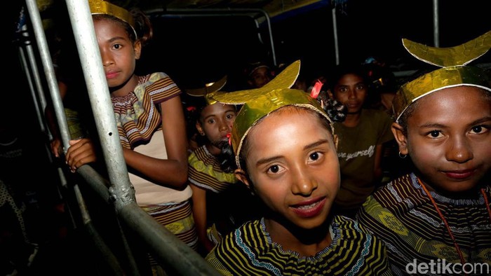 Lomba Tari Tradisional Jadi Hiburan Masyarakat Wini Perlombaan tari tradisional digelar di Wini, NTT, setahun sekali. Acara ini menjadi hiburan masyarakat Wini saat malam hari.