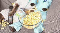 Lucunya Darren dan Philip mengenakan piyama berwarna cerah, lengkap dengan semangkuk popcorn dan es krim. Sambil menonton tv dan bermalas-malasan di sofa! Foto: Instagram @the_blueboys