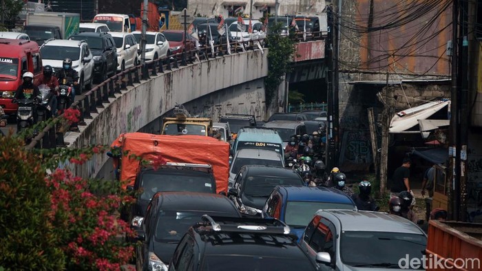 Macet Ciputat yang Jadi 'Sarapan' Pengendara Tiap Pagi Jalanan di Ciputat, Tangsel, menjadi langganan macet pada pagi di hari kerja. Pemandangan ini seolah menjadi 'sarapan' pengguna jalan setiap paginya.