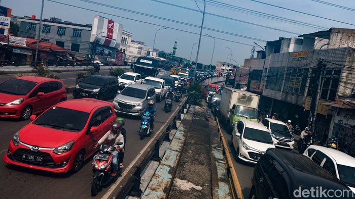 Jalanan di Ciputat, Tangsel, menjadi langganan macet pada pagi di hari kerja. Pemandangan ini seolah menjadi sarapan pengguna jalan setiap paginya.