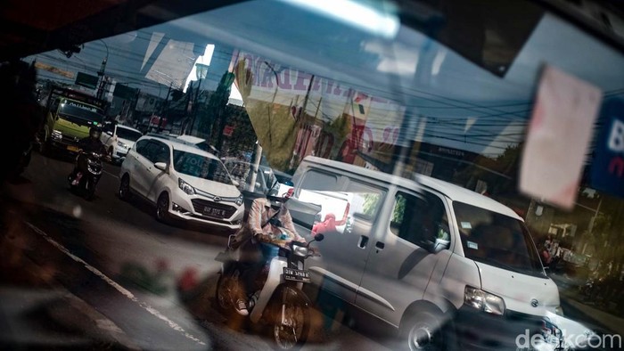Jalanan di Ciputat, Tangsel, menjadi langganan macet pada pagi di hari kerja. Pemandangan ini seolah menjadi 'sarapan' pengguna jalan setiap paginya.