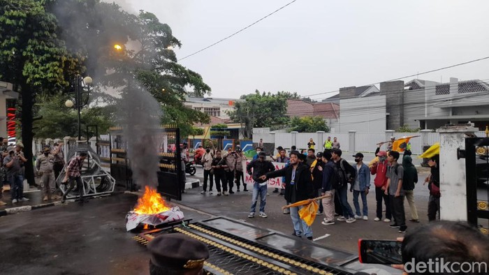 Mahasiswa demo menolak kenaikan harga BBM di gedung DPRD Kota Bogor. Dalam aksinya, mahasiswa sempat merobohkan pintu gerbang gedung DPRD Kota Bogor. (M Sholihin/detikcom)