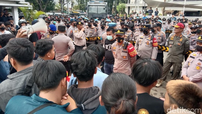 Mahasiswa Merangsek Masuk Kantor DPRD Indramayu