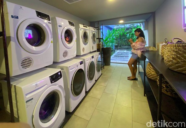 Yang membuat hotel ini berani menyebut diri sebagai resor urban pertama, karena berbagai fasilitas mewah yang disediakan secara gratis. Contohnya adalah layanan loundry.(bonauli/detikcom) Yang membuat hotel ini berani menyebut diri sebagai resor urban pertama, karena berbagai fasilitas mewah yang disediakan secara gratis. Contohnya adalah layanan loundry.(bonauli/detikcom)