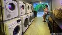 Yang membuat hotel ini berani menyebut diri sebagai resor urban pertama, karena berbagai fasilitas mewah yang disediakan secara gratis. Contohnya adalah layanan loundry.(bonauli/detikcom)