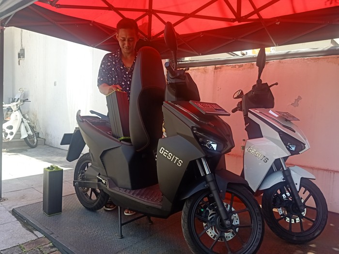 Manager Area GESITS Bali Pratama, Reza Hidayat menunjukkan proses penggantian baterai pada motor listrik G1 di GESITS Bali Pratama, Denpasar Barat, Bali, Jumat (9/9/2022).